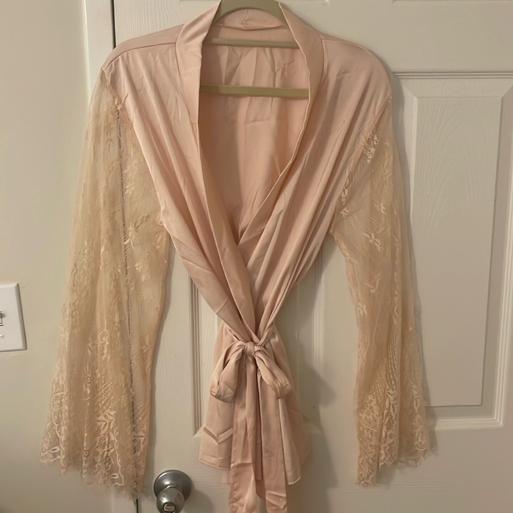 Oh La La Cheri Paris Shorti Robe Lace Sleeves